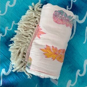Coco moon Hawaii x Jana lam pineapple blanket